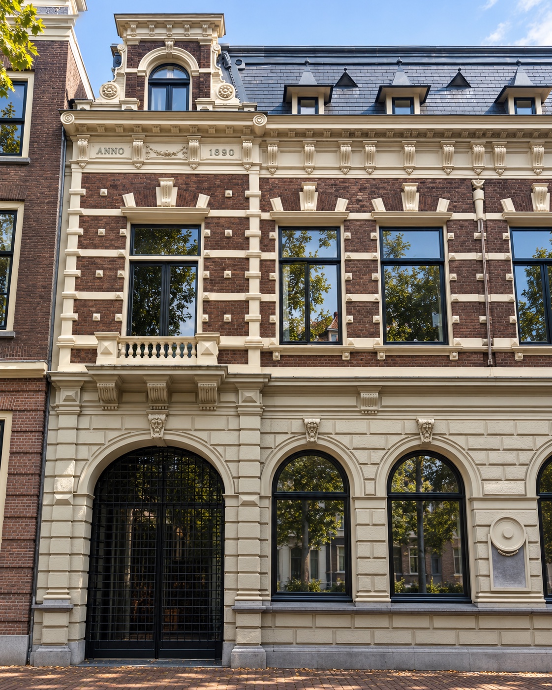 Klassieke gevel met sierlijsten en donkere kozijnen